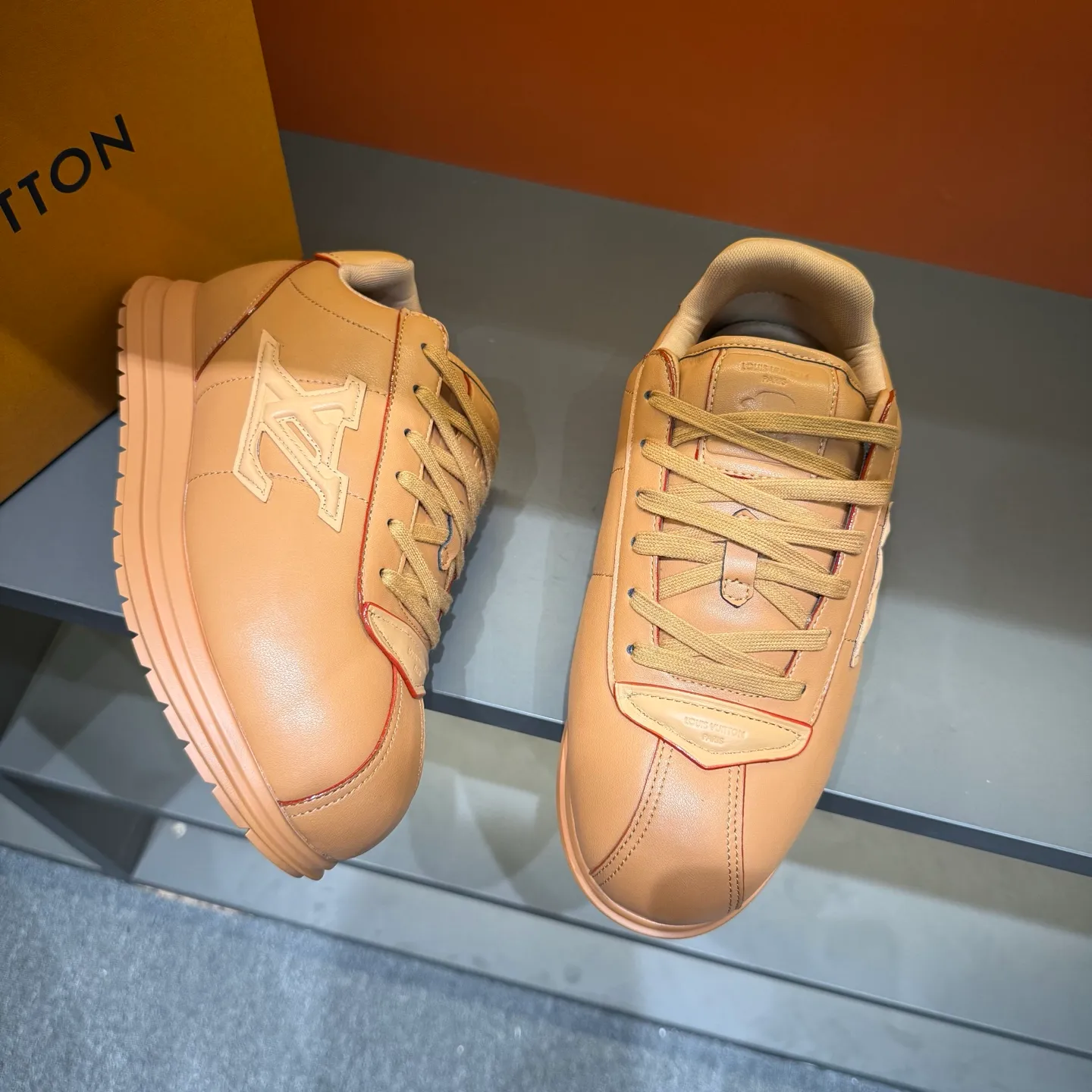 P540 Size 38-45 LV 🫏The colorful interpretation of BUTTERSOFT sneakers combines sheepskin, The colorful interpretation of LV BUTTERSOFT sneakers combines sheepskin and calfskin, bringing a super soft feel. Designed by Pharrell Williams, this '60s-inspired shoe features a padded upper that's been crafted by Louis Vuitton craftsmen to further enhance the comfort of the leather. In addition to the LV initials, it features multiple signatures, including natural leather trim and an embossed pattern of Pharrell Williams and lobster on the side, referencing the Fall/Winter 2025 men’s show. A must-have artifact for fashionistas✅